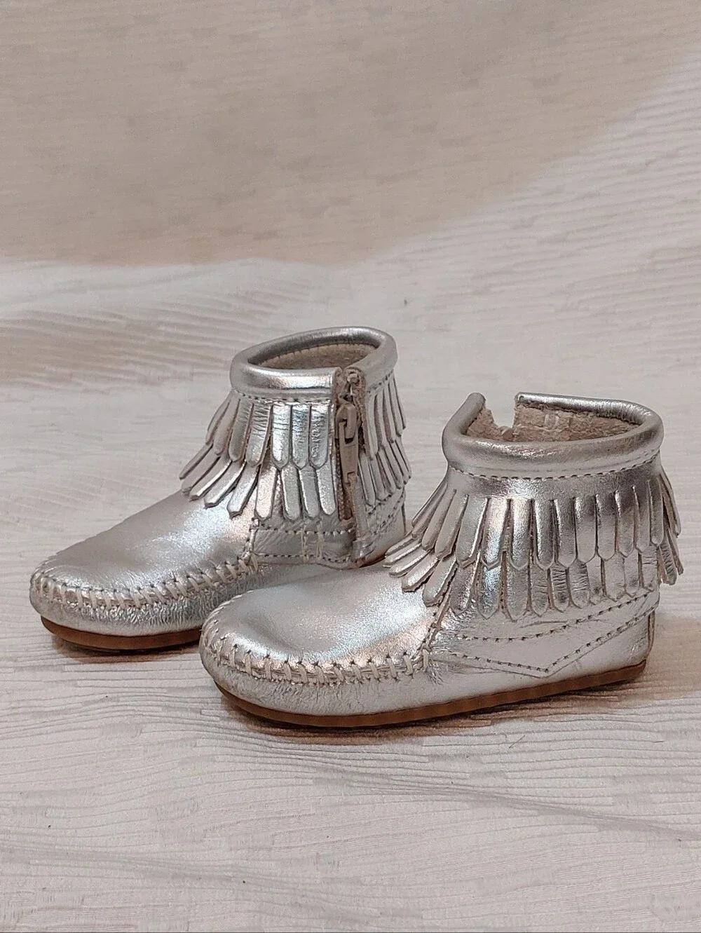 Minnetonka Leather Silver Fringe Moccasin Boots for Kids Size 5